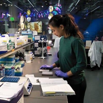 Hannah Som working in the genomics lab at the North Carolina Museum of Natural Sciences.